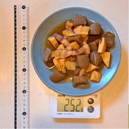 丸皿(大)・2人前のたけのことこんにゃくの煮物