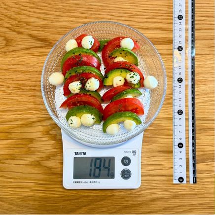 丸皿(中)・1人前のトマトとアボカドのカプレーゼ