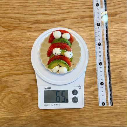 縁付き皿(小)・一皿分のトマトのアボカドのカプレーゼ