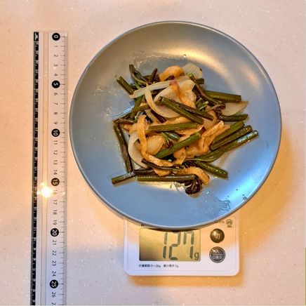 丸皿(中)・1人前のわらびの炒め物