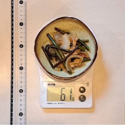 丸鉢(中)・一皿分のわらびの炒め物