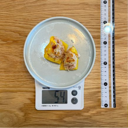 2切れ分の黄ピーマンのツナチーズ焼き