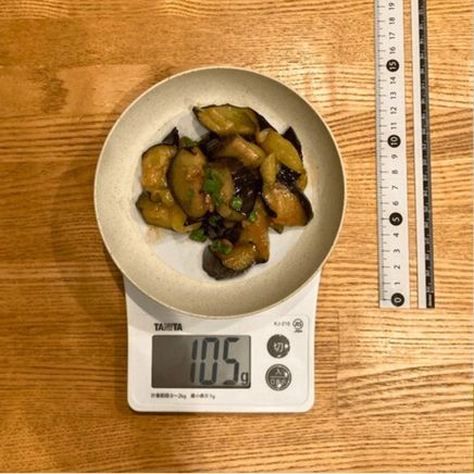 縁付き皿（中）・1人前のなすの甘酢炒め