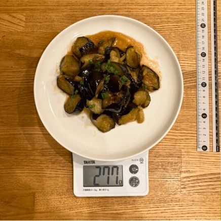 縁付き皿（大）一皿分のなすの甘酢炒め