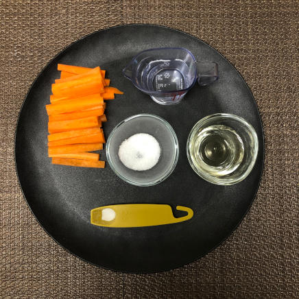 にんじんのピクルス中皿一杯に使用したにんじん、水、酢、砂糖、塩