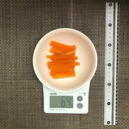 中皿一杯64gのにんじんのピクルス