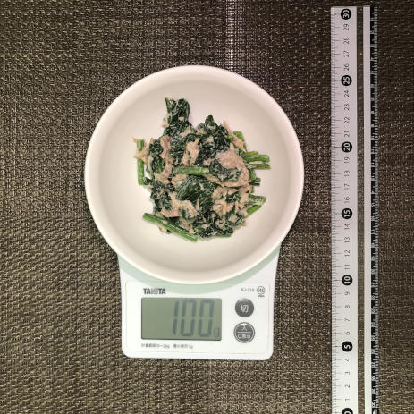 100gのほうれん草とツナのサラダ