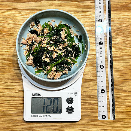 中皿1皿分のほうれん草とツナのサラダ