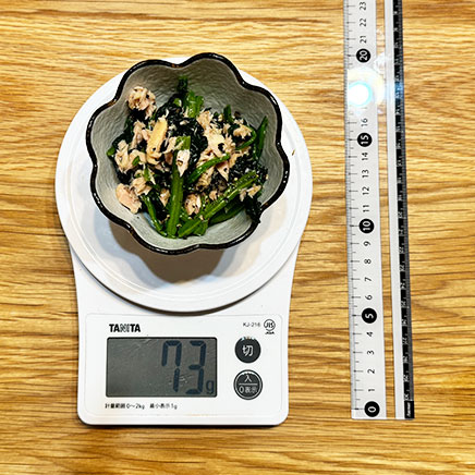 小鉢大盛り1杯分のほうれん草とツナのサラダ