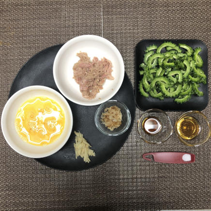 1人前のツナのゴーヤチャンプルに使用したゴーヤ・ツナ・生姜・たまご・ごま油・塩・醤油・削り節