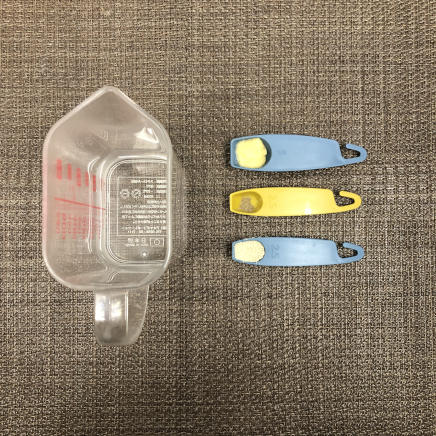 御椀1杯分のねぎスープに使った水と顆粒中華だし、こしょう、おろし生姜