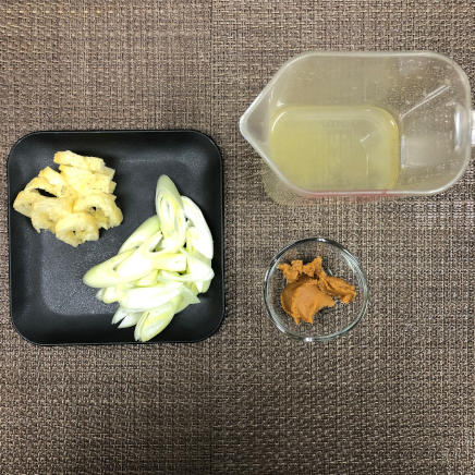 ねぎの味噌汁1杯に使用した油揚げ・ねぎ・味噌・かつお昆布だし