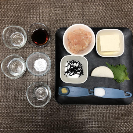 1人前の豆腐とひじきのハンバーグに使用する鶏ひき肉・豆腐・ひじき・おろし生姜・片栗粉・料理酒・砂糖・みりん・醤油・サラダ油・大根・紫蘇