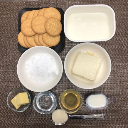 豆腐レアチーズケーキ1ホールに使用した絹豆腐・ヨーグルト・砂糖・牛乳・レモン汁・水・粉ゼラチン・ビスケット・無塩バター