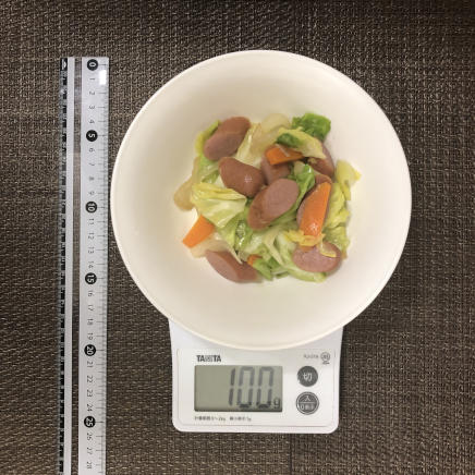 100gのキャベツとソーセージの炒め物