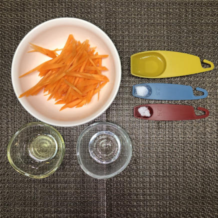 1人前のにんじんラペに使用したにんじん・酢・砂糖・サラダ油・オリーブオイル・塩