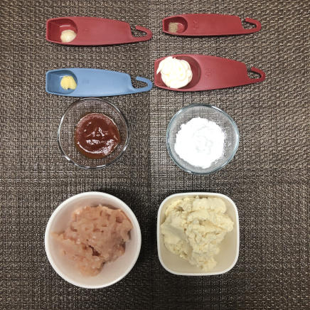 1人前の豆腐チキンナゲットに使用した鶏ひき肉・絹豆腐・片栗粉・ケチャップ・マヨネーズ・こしょう・おろしにんにく・おろし生姜