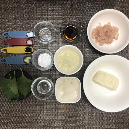 1人前の豆腐と鶏ひき肉のハンバーグに使用した豚挽き肉・木綿豆腐・玉ねぎ・シソ・片栗粉・醤油・おろしにんにく・料理酒・砂糖・めんつゆ・おろし生姜・サラダ油・大根