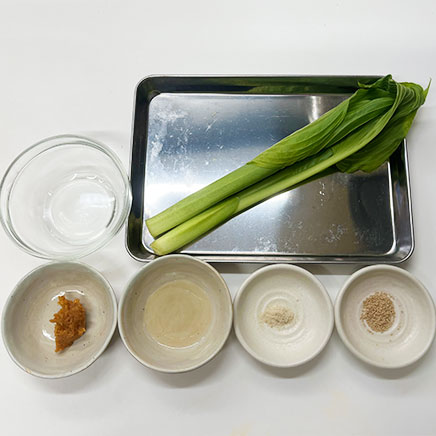 小皿1皿分のうるいの和え物に使った材料:うるい、味噌、酢、砂糖、水、風味調味料