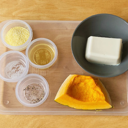グラタン皿1皿分のかぼちゃと豆腐のグラタンに使った材料:豆腐、かぼちゃ、パルメザン、オリーブオイル、塩、こしょう