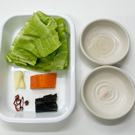 小皿1皿分のグリーンボールの浅漬けに使った材料:グリーンボール、にんじん、しょうが、塩、酢、昆布、唐辛子