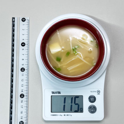 小さめの御椀1杯のえのきと豆腐の味噌汁