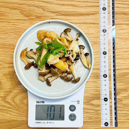 中皿1皿分のしめじと油揚げの炒め物