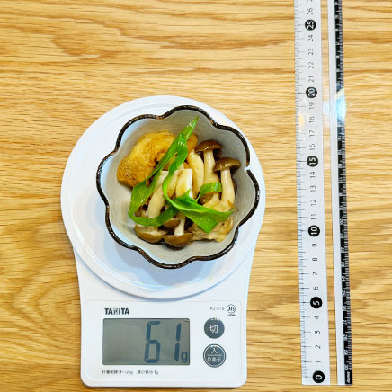 小鉢1杯分のしめじと油揚げの炒め物