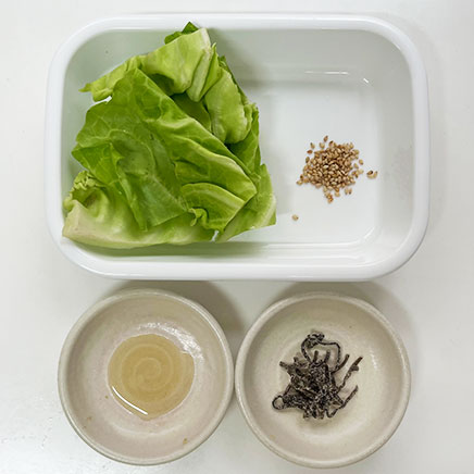 中皿1皿分・1人前のグリーンボールの塩昆布に使った材料：グリーンボール、塩昆布、ごま油、ごま