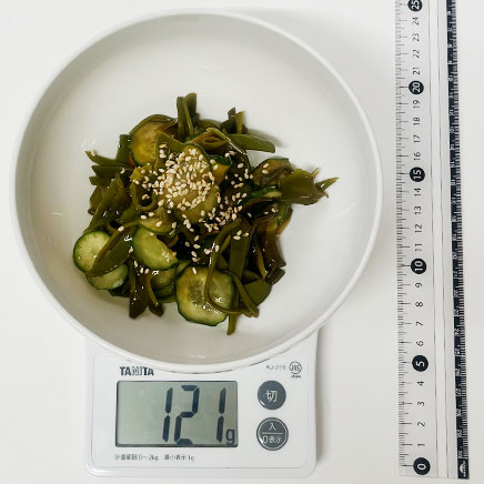 中皿1皿分の茎わかめときゅうりの酢の物