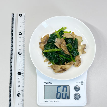 小皿1皿分のほうれん草と舞茸のバター炒め