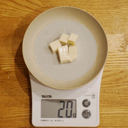 御椀1杯分のなめこと豆腐の味噌汁に使った豆腐