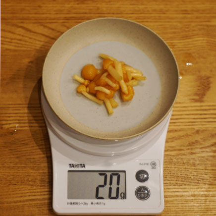 御椀1杯分のなめこと豆腐の味噌汁に使ったなめこ