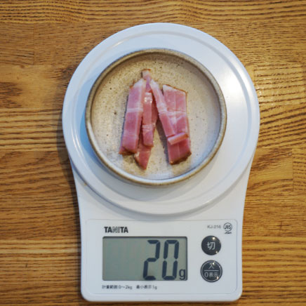 スープカップ1杯分のレンズマメのスープに使ったベーコン