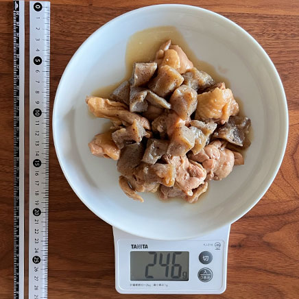 大皿1皿分の鶏肉とこんにゃくの煮物