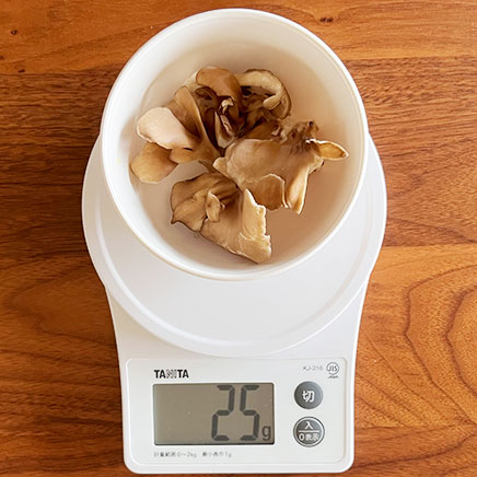 御椀1杯分の舞茸と豆腐の味噌汁に使った舞茸