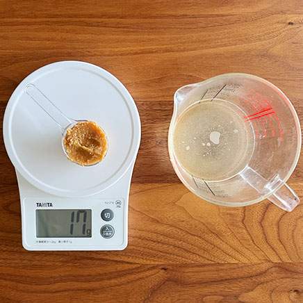 御椀1杯分の舞茸と豆腐の味噌汁に使った味噌汁とかつお出汁