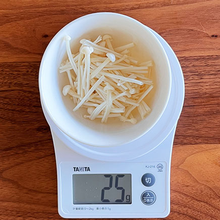 御椀1杯分のえのきと卵の味噌汁に使ったえのき