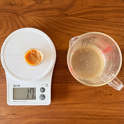 御椀1杯分のえのきと卵の味噌汁に使った味噌とかつお出汁