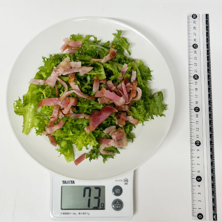 中皿1皿・1人前のエンダイブとベーコンのサラダ