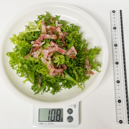 大皿1皿分のエンダイブとベーコンのサラダ