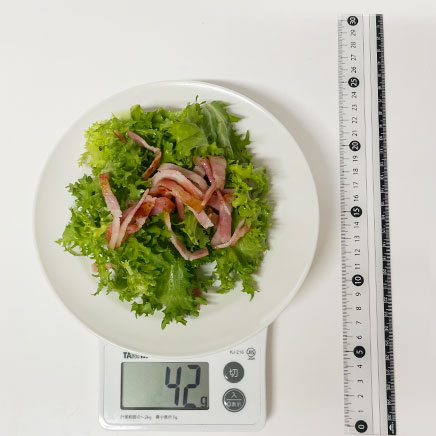 小皿1皿分のエンダイブとベーコンのサラダ