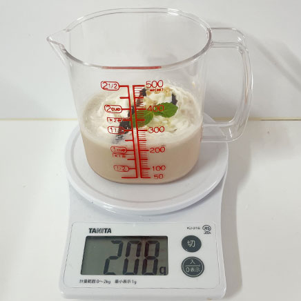 300mlのグラス1杯分を計量カップに入れたチョコレートシェイク