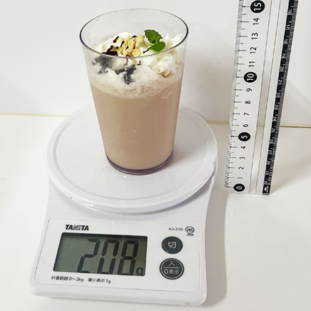 300mlのグラス1杯分のチョコレートシェイク
