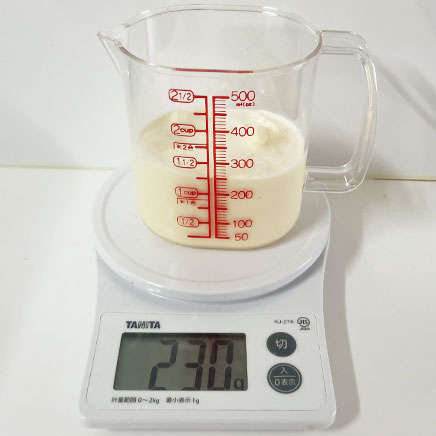 300mlのグラス1杯分を計量カップに入れたバニラシェイク