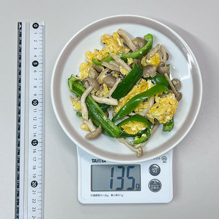 中皿1皿・1人前のしめじとピーマンの卵炒め