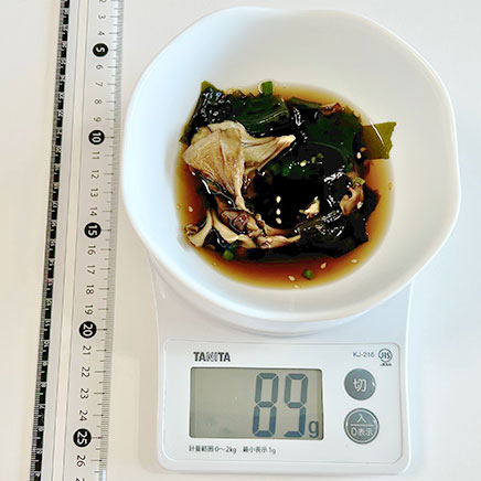 約半人前の舞茸とわかめの中華スープ