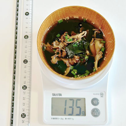 御椀1杯分の舞茸とわかめの中華スープ