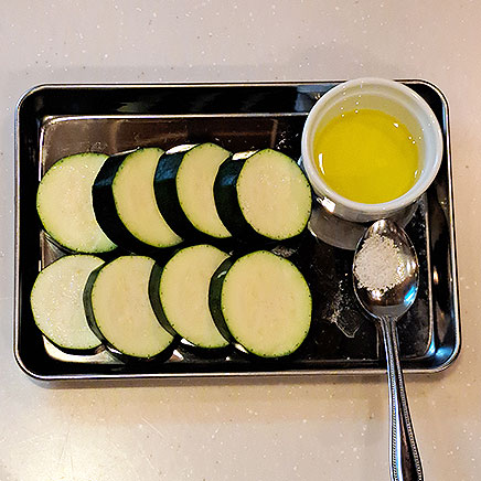 中皿1皿・1人前のズッキーニのソテーに使った材料(ズッキーニ、オリーブオイル、塩)