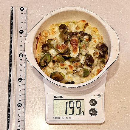 グラタン皿1杯分のそら豆のチーズ焼き